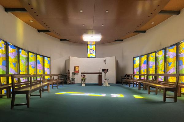 Ensemble de quinze vitraux contemporain verre soufflé teinté dans la masse et sertissage cuivre TIFFANY à Migné Auxances (86)