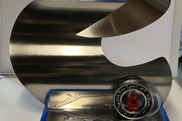 Sculpture thematique "moto et union" en inox socle en verre et roulement inox avec disque en verre