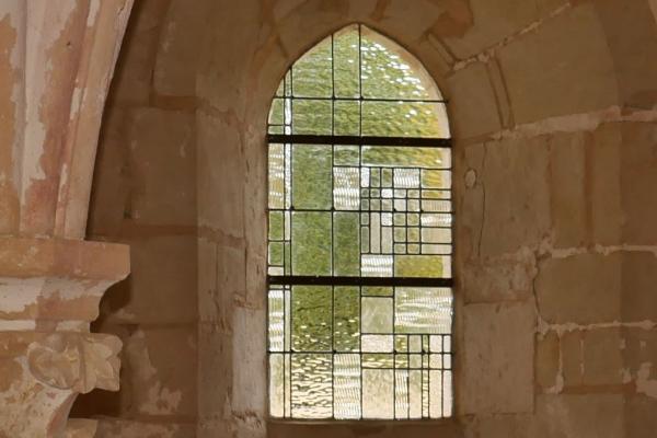 vitrail geometrique contemporain avec verre structure clair pour abbaye cistercienne à Archigny (86)